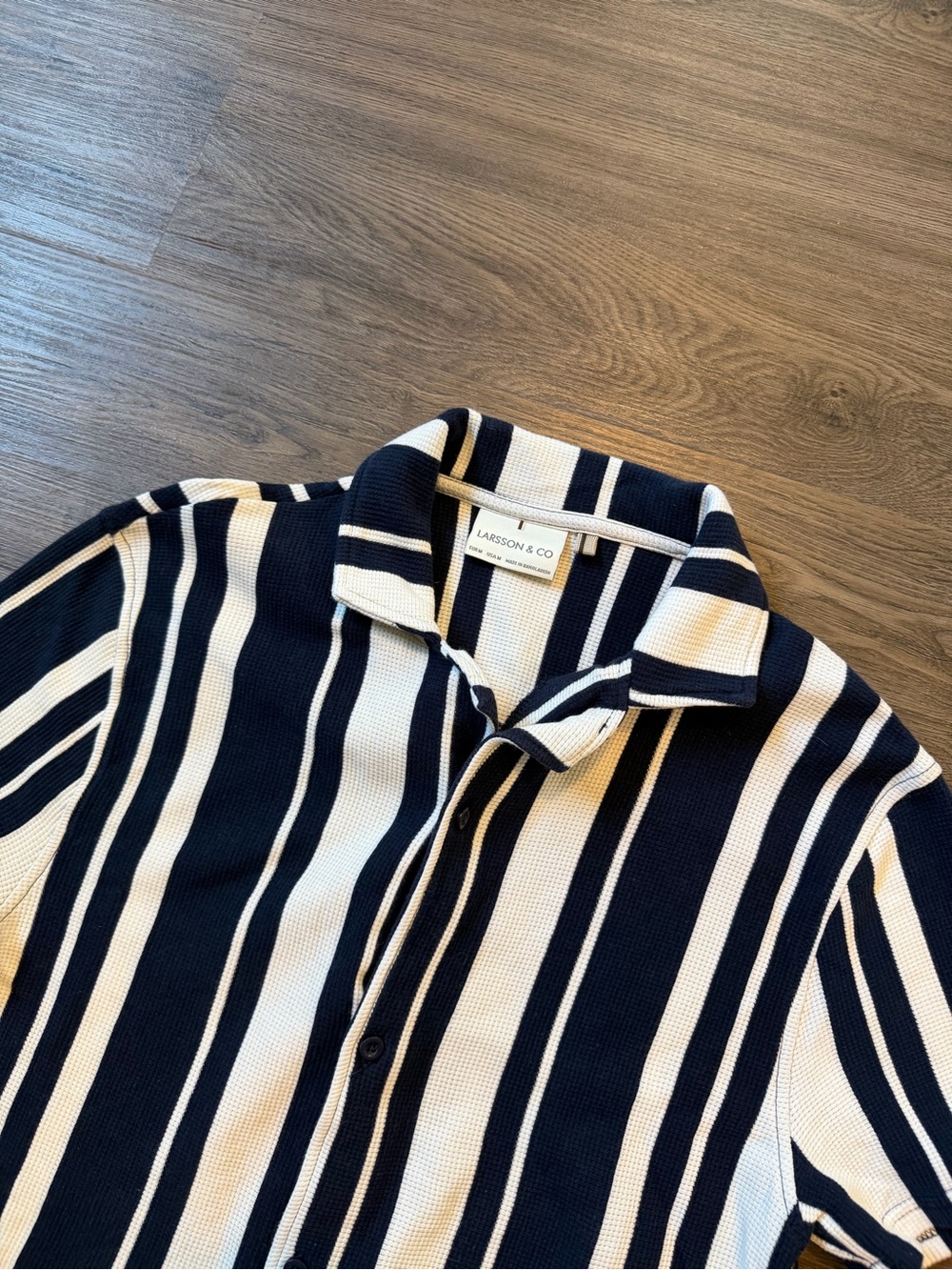 Larsson & Co Men's Medium Shirt Navy White Vertical Stripe Waffle Knit Crew Neck